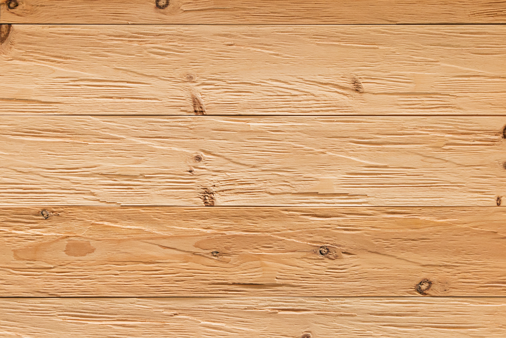 Chalet, Zirbe heimisch, Profilholz, Oberfläche gehackt und gebürstet